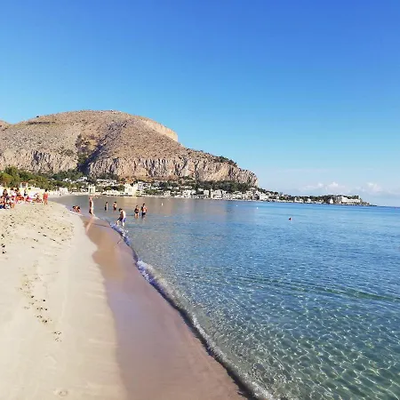 Апартаменты Charming In Mondello Палермо